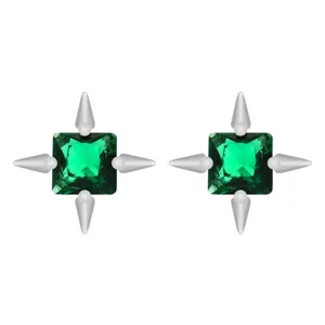 Vista dettagliata di orecchini a perno con zircone verde quadrato e design a stella argentata.