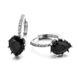 Eleganti orecchini a cerchio argentati con pietre di zirconia nera a goccia.