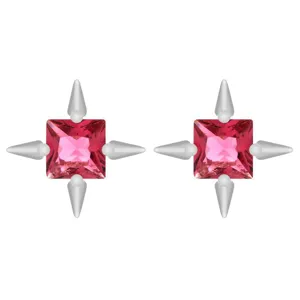 Primo piano di orecchini a perno in zircone rosa quadrato con dettagli argentati.