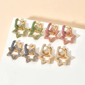 Primo piano dettagliato di orecchini a cerchio con stelle pavé in zirconi multicolore oro.
