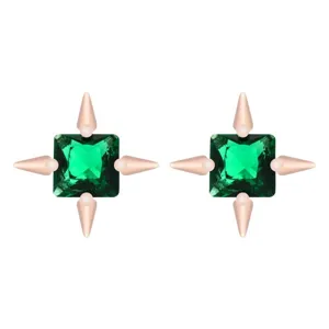 Primo piano dettagliato di orecchini a lobo quadrati in zirconia verde con dettagli.