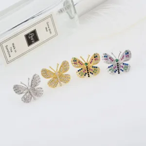 Exquisite Schmetterling Zirkonia Ohrringe Detailansicht, funkelndes buntes Design.