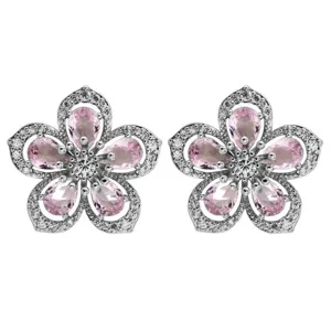 Nahaufnahme eleganter Blumenohrringe mit funkelnden rosa Zirkoniasteinen und klaren Steinen.