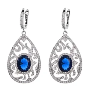 Dettaglio di eleganti orecchini pendenti vintage in zircone con bellissima pietra blu.