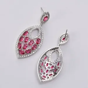 Detailaufnahme modischer Markise Zirkon Ohrringe mit rosa Steinen und glänzenden Kristallen.