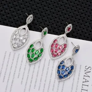 Nahaufnahme von bunten Zirkonia Markise Ohrringen, elegante funkelnde Schmuckdetails im Set.