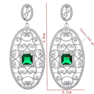 Primo piano di orecchini ovali in zircone con pietra centrale verde, design elegante.