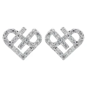 Detailansicht glänzender, pavé-besetzter Herz-Ohrringe, eleganter minimalistischer Schmuck.