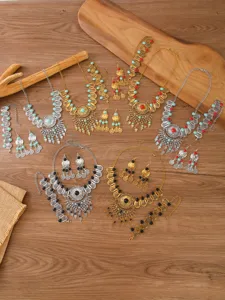 Nahaufnahme von bohemian vintage stil türkis und quaste schmuck sets auf holz.