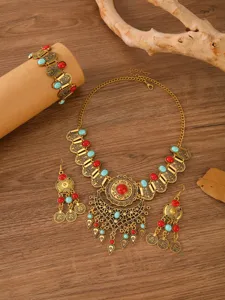 Detailansicht des Boho Retro Ethno Schmucksets, goldfarbene Münzanhänger mit bunten Steinen.