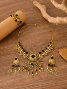 Detailansicht des vintage ethnischen Gold-Legierung-Statement-Halsketten-Sets mit Steinen.