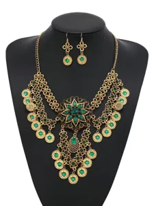 Detailansicht des mehrlagigen Vintage Münzen Kristall Halsketten und Ohrringe Sets im Boho Stil.