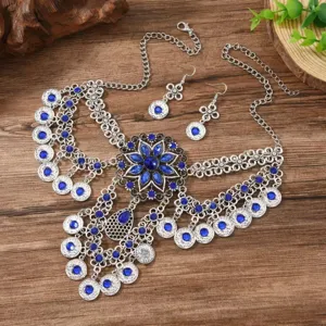 Detailaufnahme des böhmischen Vintage-Mehrschicht-Blaukristall-Münz-Halsketten- und Ohrring-Sets.