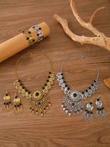 Detailansicht des bohemischen ethnischen Vintage Quasten Halskette Ohrringe Schmuckset.