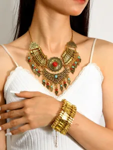 Boho Vintage Gold Statement Halskette Armband Set Detailansicht, ethnischer geschnitzter Schmuck.