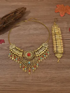 Detailansicht des goldenen Vintage Ethnischen Halsketten und Armband Sets mit Steinen.