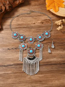 Boho vintage turquoise gemstone pendant necklace and matching teardrop earrings jewelry set.