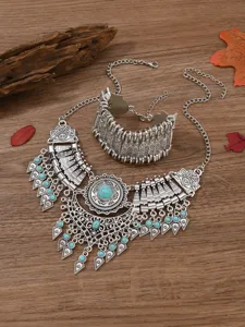 Detailansicht des vintage ethnischen silbernen Halsketten und Armband Schmuck Sets mit Steinen.