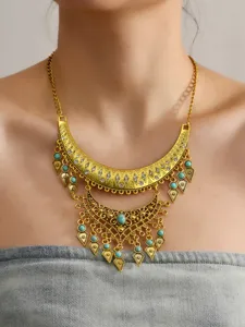 Detailaufnahme einer vintage boho Statement-Halskette mit Türkissteinen und Strasssteinen.