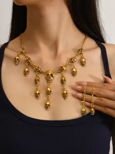 Goldene gotische Totenkopf Halskette Ohrringe Detail Nahaufnahme Vintage Schmuck Set