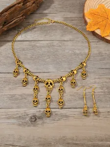 Detailansicht des goldenen Totenkopf Ketten und Ohrringe Sets im Vintage Gothic Stil.
