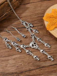 Detailansicht des vintage Halloween Gothic mehrschichtigen Totenkopf Halskette Ohrringe Set.