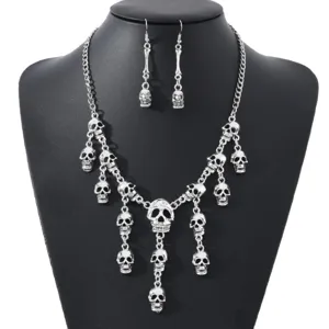 Vintage silbernes mehrschichtiges Totenkopf Halskette und Ohrringe Set Halloween.