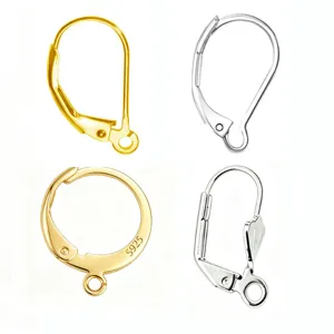 Gros plan détail de dormeuses boucles d'oreilles en laiton, pièces de bijoux faits à la main.