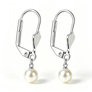 Élégantes boucles d'oreilles pendantes argentées avec perles blanches classiques.