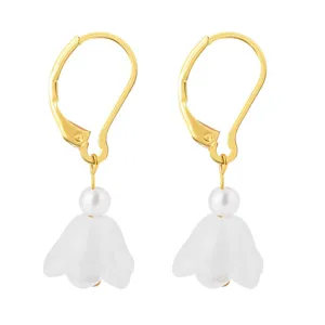 Boucles d'oreilles pendantes dorées avec pendentif fleur blanche élégant et perle charmante.