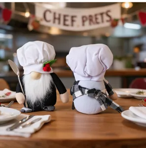 Peluche gnomo cuoco vista dettaglio, tavolo cucina decorazione festa soprammobile vetrina