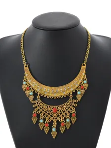 Ethno Vintage Gold Statement Latz Halskette mit roten blauen Steinen und Strass Detailansicht.