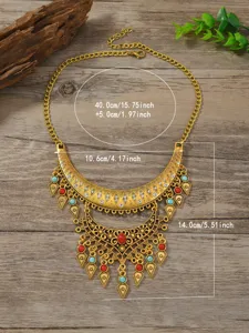 Detailansicht einer goldenen Ethno-Statement-Kette mit bunten Steinen und funkelnden Strass.