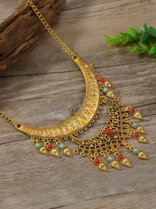 Nahaufnahme Detail der Vintage bohemischen goldenen Statement Halskette mit Strasssteinen.