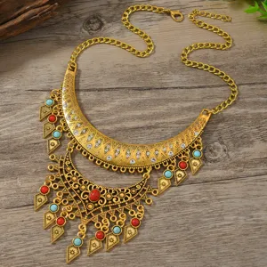 Detaillierte Ansicht der goldenen Ethno-Statement-Halskette mit Strass und bunten Steinen.