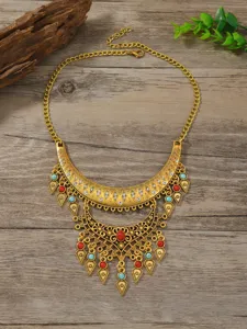 Detaillierte Nahaufnahme der goldenen Ethno-Halskette mit bunten Steinen und Strasssteinen.