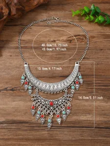 Nahaufnahme des vintage bohemian statement halsbands mit filigranem metall und bunten steinen.