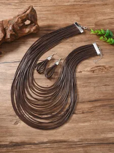 Detailansicht des mehrlagigen braunen Wachskordel-Halsketten- und Ohrring-Sets im Boho-Stil.