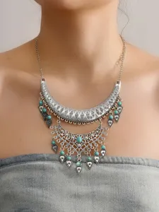 Detailansicht der Vintage ethnischer Statement Halskette mit Türkis und funkelnden Strass.