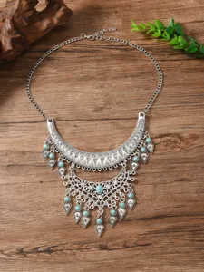 Böhmische silberne Statement-Halskette mit Türkissteinen und Strass-Fransen-Design.