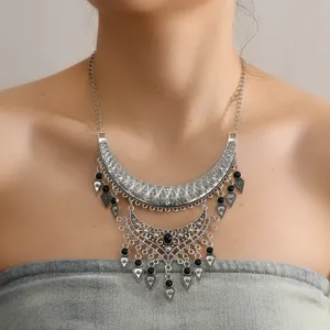 Vintage Ethnische Statement Halskette mit Silber Metallarbeit schwarzen Steinen und Strass.