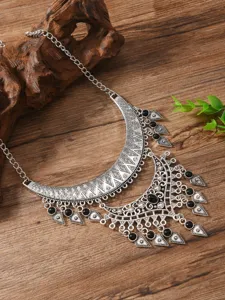 Nahaufnahme der vintage bohemischen silbernen Statement Kette mit schwarzen Steinen Strass.