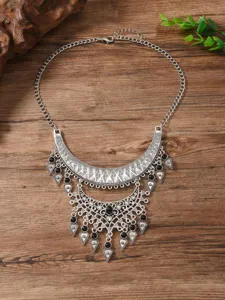 Vintage ethnische silberfarbene Statement-Kette mit schwarzen Steinen und filigranen Quasten.