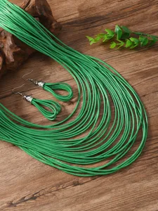 Grüne mehrsträngige Wachskordel Halskette und Ohrringe Detailansicht, Modeschmuck.