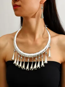 Ethenischer Vintage-Silber-Choker-Halsketten- und Ohrring-Set mit detaillierten Anhängern.
