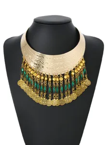 Goldfarbene Statement Münz Kette mit grünen Perlen Quasten, ethnischer geometrischer Schmuck.