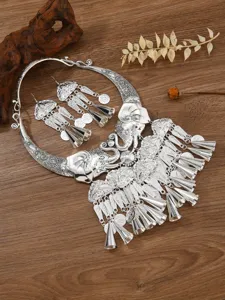 Ensemble collier boucles d'oreilles éléphant argent Miao, détail de style vintage traditionnel.