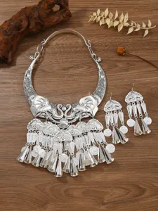 Collier éléphant argenté style ethnique Miao et boucles d'oreilles vue de détail.