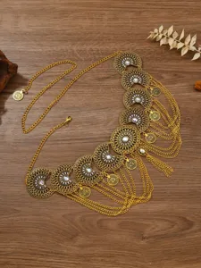 Detailopname van de gouden buikdans tailleketting met strass-steentjes en muntkwastjes.