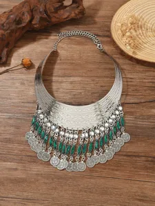 Exagg. ethnische mehrschichtige Quasten-Choker-Halskette mit gruenen Edelsteinen und Muenzen.